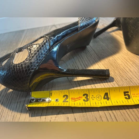 Guess Peep-toe black pump with super cute cut outs! - Picture 4 of 8